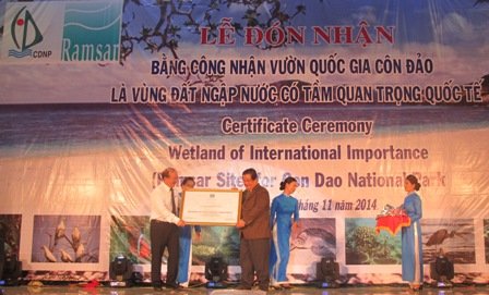 Thứ trưởng Bộ Tài nguyên và Môi trường Bùi Cách Tuyến trao Bằng công nhận Vườn quốc gia Côn Đảo là vùng đất ngập nước có tầm quan trọng quốc tế cho ông Hồ Văn Niên, Phó Chủ tịch UBND tỉnh Bà Rịa – Vũng Tàu